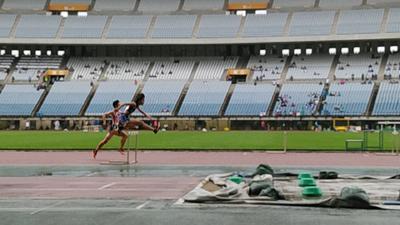 女子４００ＭＨ決勝　櫻井祐花（写真中央）