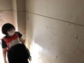 浸水跡を確認中。