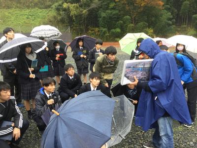 講話に聴き入る様子