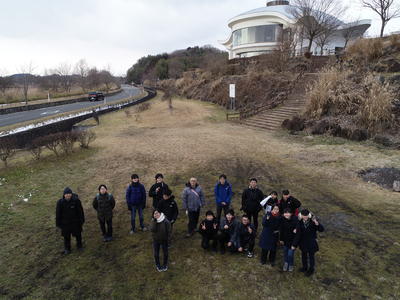 滝川高校の生徒と一緒に（ドローンで撮影）
