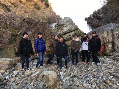 津波石をバックに