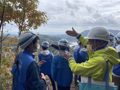 ＜荒砥沢ダム上方・冠頭部でジオガイドさんから学ぶ（10/27栗原市）＞