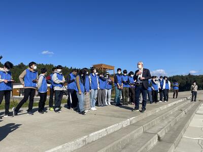 ＜小泉海岸防潮堤に立ち，阿部先生とともにその規模をこの目で確かめ，考える（10/29小泉海岸防潮堤）＞