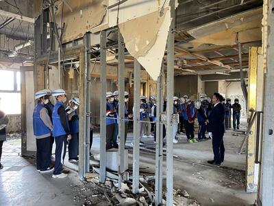 ＜一切手が加えられていない，高野会館内部で伊藤　俊さんの説明。あの日ここは何が起こったのかを聞き，考える（10/29南三陸町震災遺構・高野会館）＞