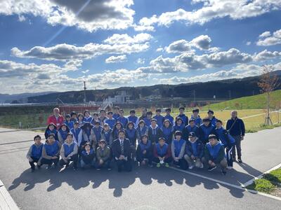 ＜南三陸町防災対策庁舎跡を背後に（10/29南三陸町震災復興祈念公園）＞