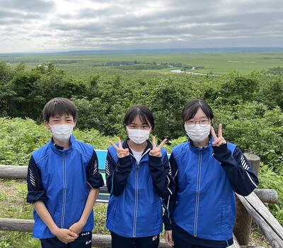 釧路湿原を背景に