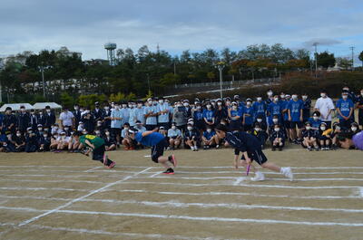 大トリ　縦割りリレーは男女各２名×３学年の１２名選抜による組対抗戦